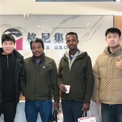 Αιθίοπας πελάτης επισκέπτεται το εργοστάσιο GNEE